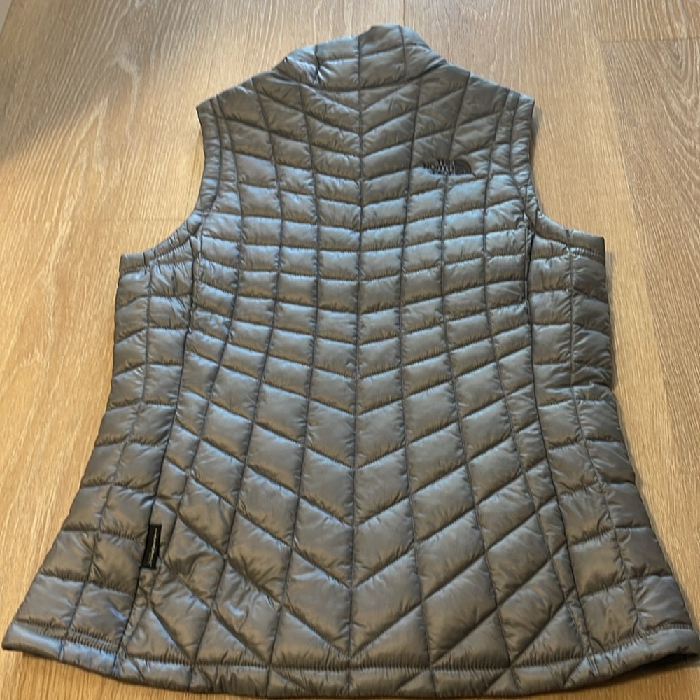 The North Face Silver Thermoball Trekker Puffer Quilted Vest - Picture 5 of 8
